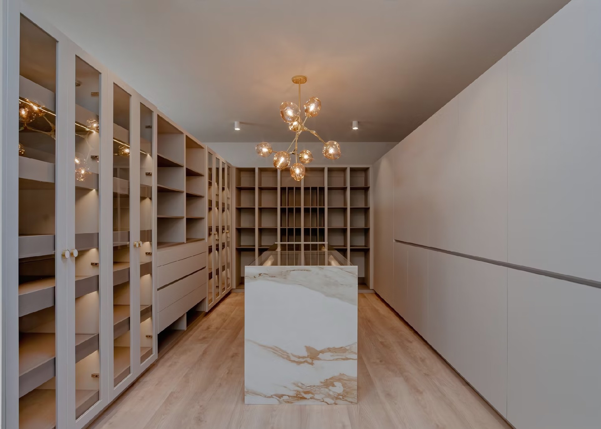Walk-in wardrobe layout reference