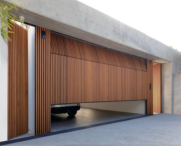 Vertical batten doors / View 6